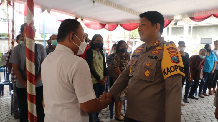 Berbagi Kasih, Polres Ponorogo Berbagi Sembako Kepada Jemaat Gereja Santa Maria