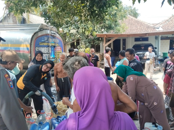 Polri Untuk Masyarakat : Polisi Datangkan Dua Tangki Air Bersih untuk Warga Kenduruhan Pasuruan
