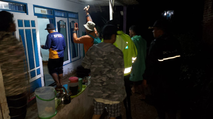 Polres Probolinggo Gerak Cepat Bantu Warga Terdampak Banjir di Tiris