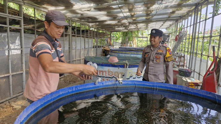 Bhabinkamtibmas Desa Kebonagung Polsek Sukodono, Cek Perkembangan Budidaya Ikan Lele Warga di Lahan Kosong