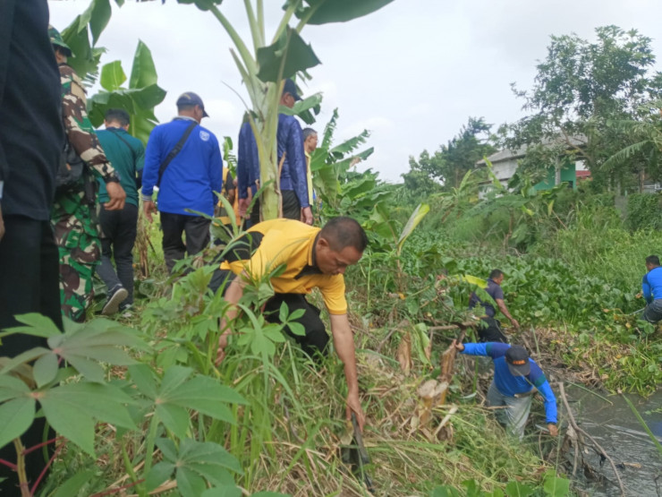 Gotong Royong Bersihkan Aliran Sungai Junwangi Krian