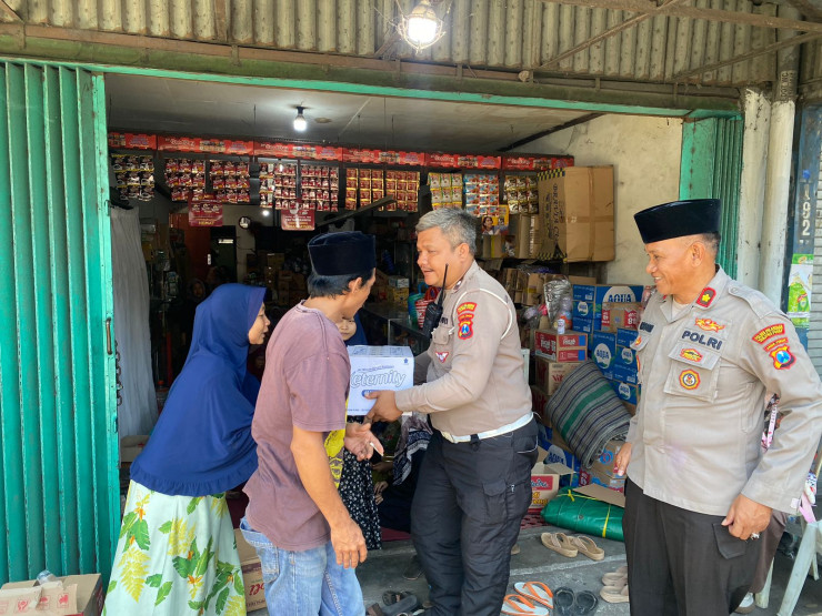 Turut Belasungkawa Polres Pelabuhan Tanjungperak Takziah ke Rumah Dua Santri Ponpes Al Khoziny