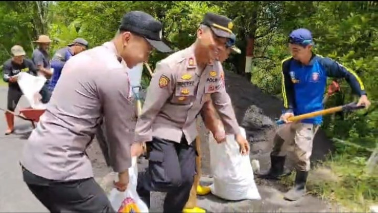 Gotong Royong Polres Lumajang dan Warga Pasang Ratusan Bronjong di Lokasi Longsor