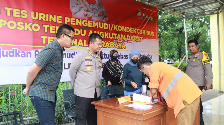 Kapolresta Sidoarjo Cek Vaksinasi dan Tes Urine di Terminal