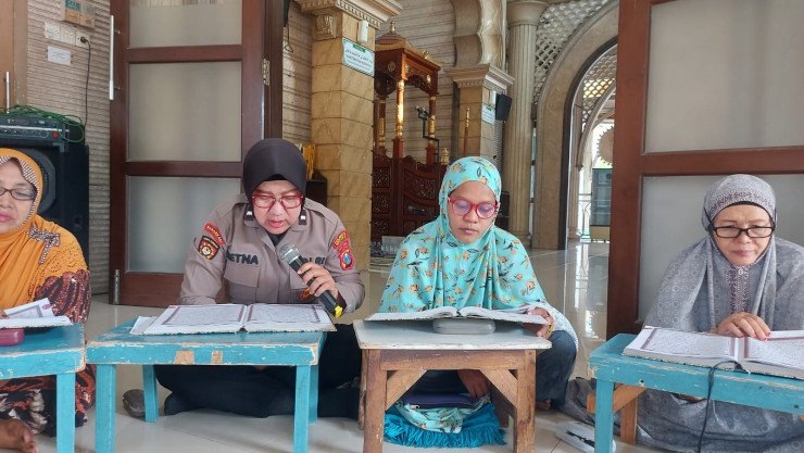 Polwan Polsek TamanTadarus bersama Warga