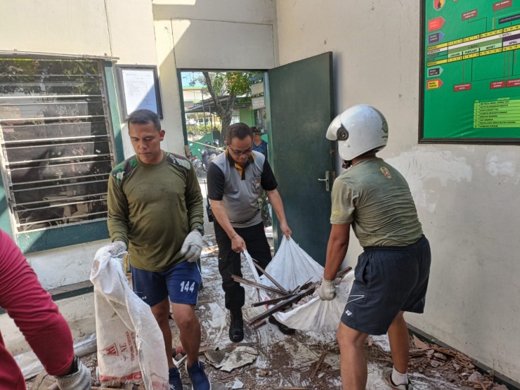 Soliditas TNI-Polri, Kerja Bakti Perbaikan Mako Koramil Tanggulangin