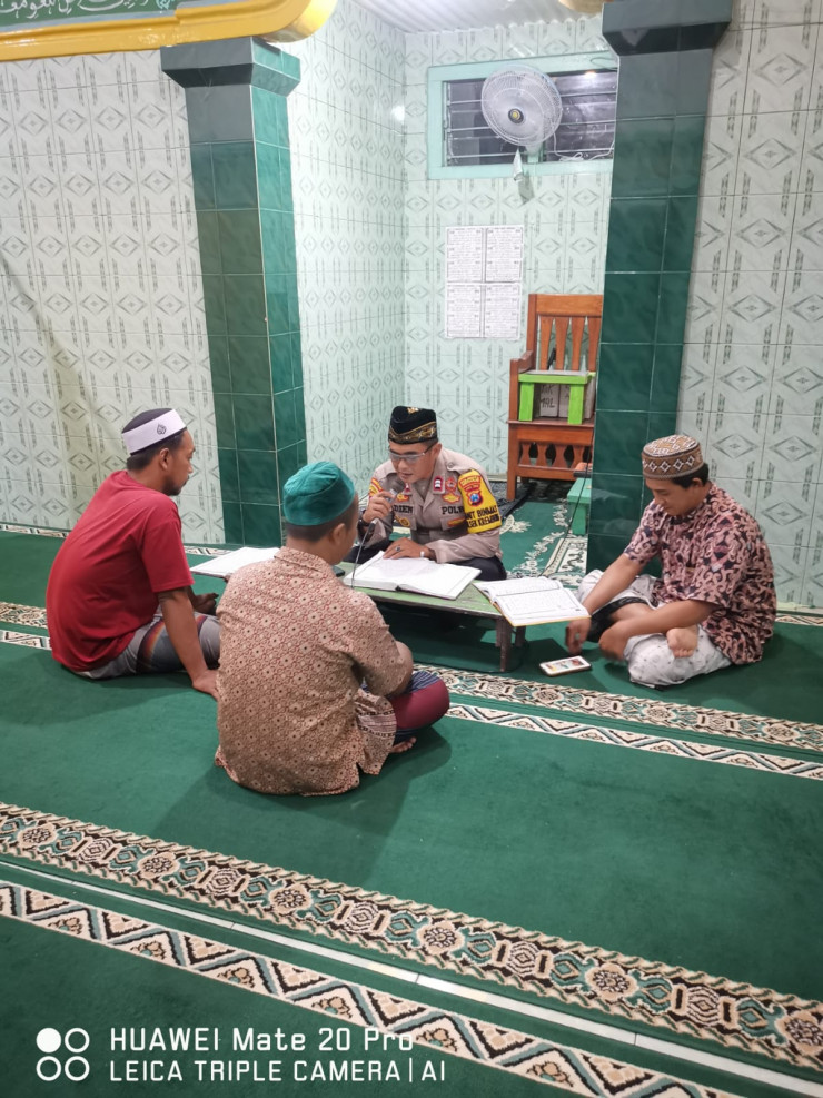 Kanit Binmas Polsek Krembung Semangat Tadarus Al Qur'an bersama Warga