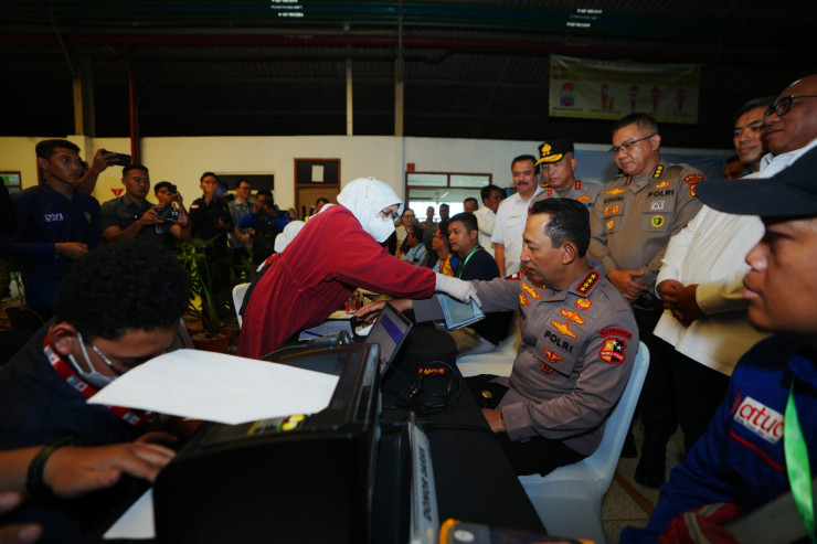 Momen Kapolri Ikut Donor Darah saat Hadiri Baksos HUT ke-53 Buruh KSPSI