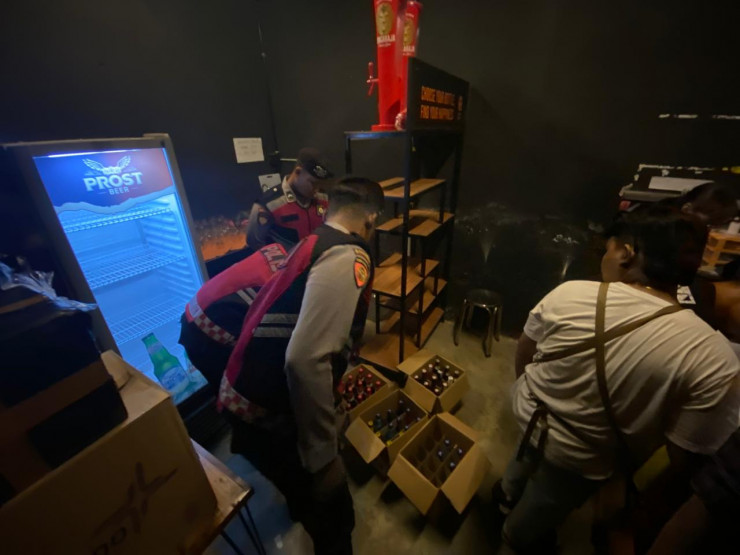 Harkamtibmas Polres Tulungagung Gelar Razia, Puluhan Botol Miras Diamankan