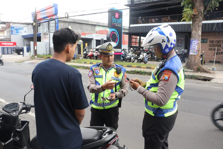 Optimalisasi Gakkum Presisi Ditlantas Polda Jatim Gelar Operasi Dakgar Berbasis Handheld