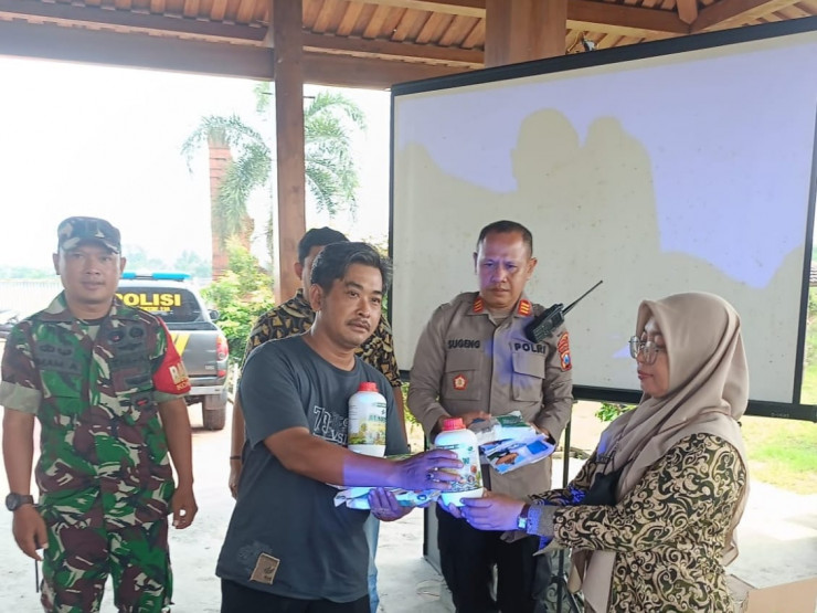 Tiga Pilar Wonoayu Serahkan Bibit Jagung ke Petani