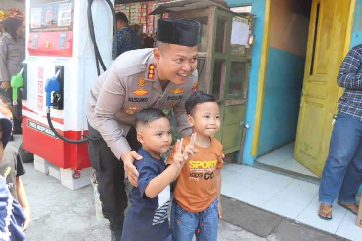 Polresta Sidoarjo Bakti Sosial dan Kesehatan di Desa Kedensari