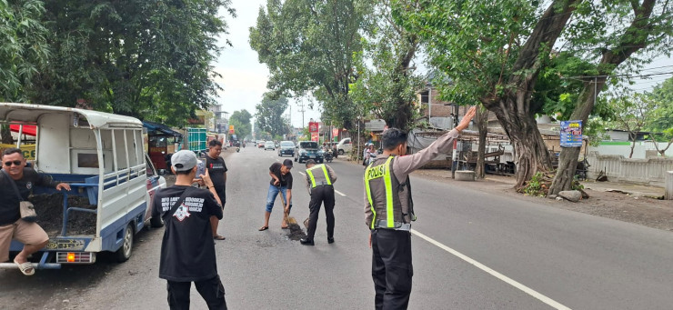 Personel Polsek Krian Gerak Cepat Tangani Jalan Berlubang untuk Keselamatan Pengguna Jalan