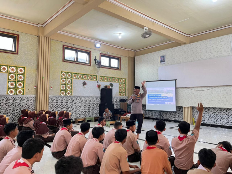 Polsek Taman Sosialisasikan Penerimaan Murid Baru SMA Kemala Taruna Bhayangkara di SMP Darul Mutaallimin