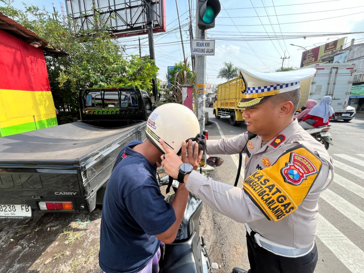 Operasi Zebra Semeru Polresta Malang Kota Bagikan 100 Helm Gratis