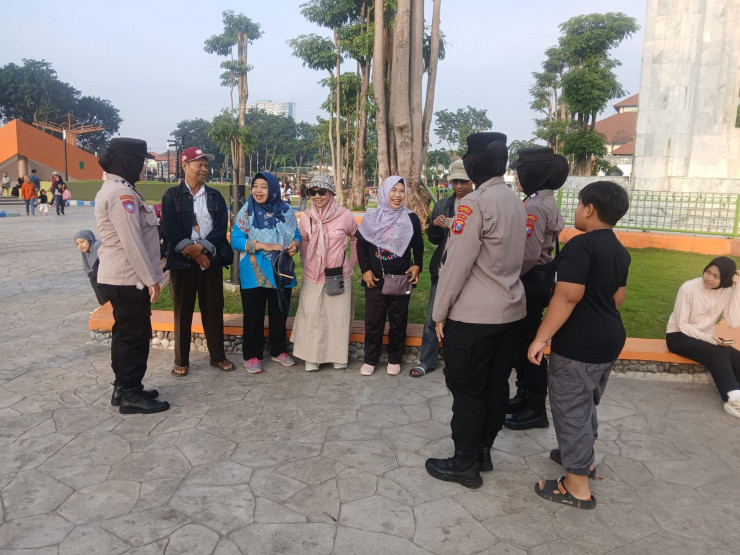 Polwan Polresta Sidoarjo Humanis Amankan Car Free Day Alun-alun Sidoarjo