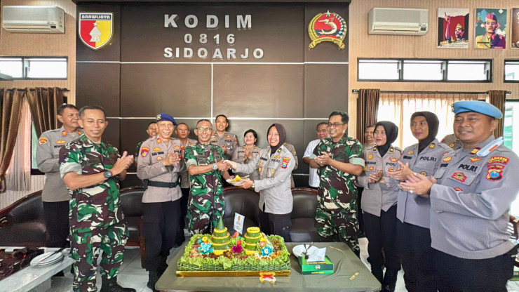 Solidkan Sinergitas, Polresta Sidoarjo Beri Kejutan Kodim 0186 Sidoarjo di HUT TNI Ke-80
