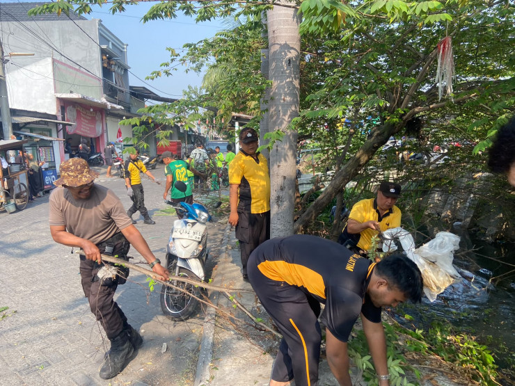 Polsek Tulangan dan Yayasan Sungai Watch Bersihkan Sungai, Bangun Kesadaran Lingkungan