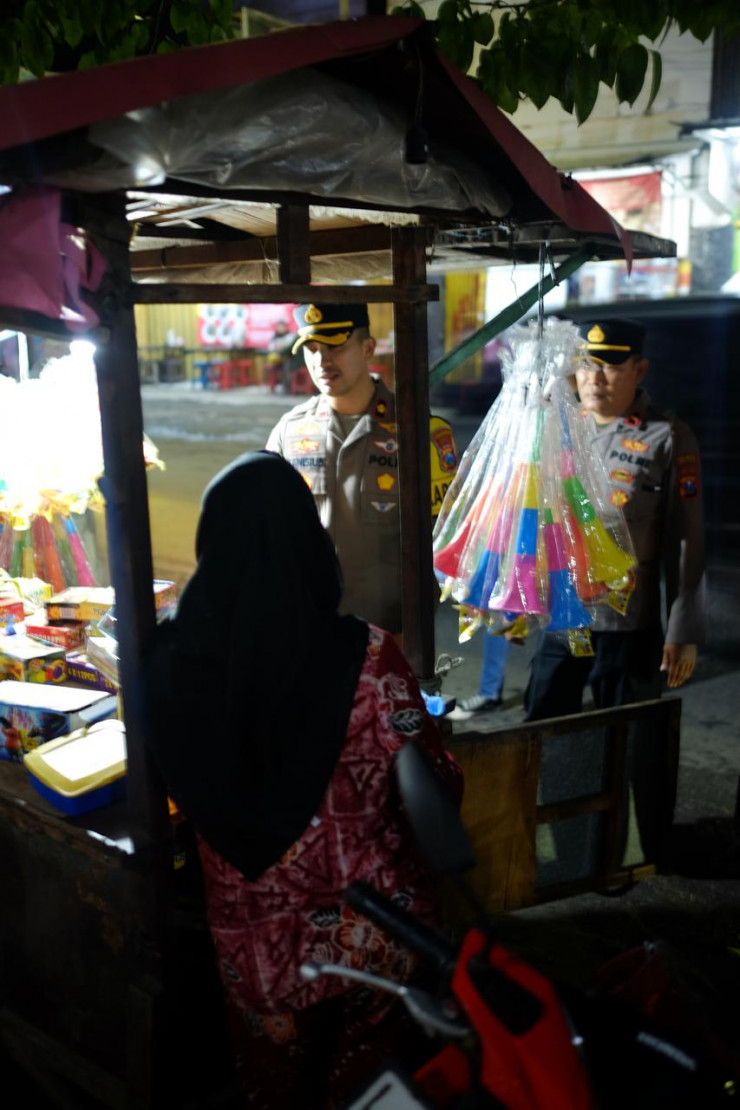 Polsek Taman Datangi Pedagang Petasan dan Kembang Api, Sampaikan Himbauan Kamtibmas