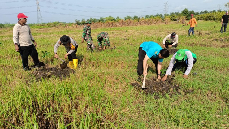 Kapolsek Tulangan Sinergi Bersih Lingkungan dan Tanam Pohon
