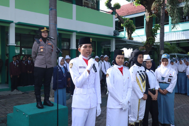 Upacara Hari Kartini Wakapolres Situbondo Motivasi Pelajar Jadi Generasi Indonesia Hebat
