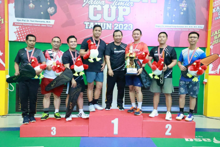 Kapolda Jatim Serahkan Piala dan Medali Kepada Juara Badminton Kapolda Cup 2023