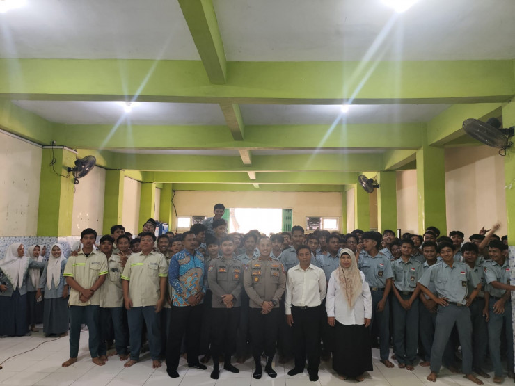 Cegah Kenakalan Remaja dan Bullying, Sat Binmas Polresta Sidoarjo Beri Penyuluhan di SMK YPM 4 Taman