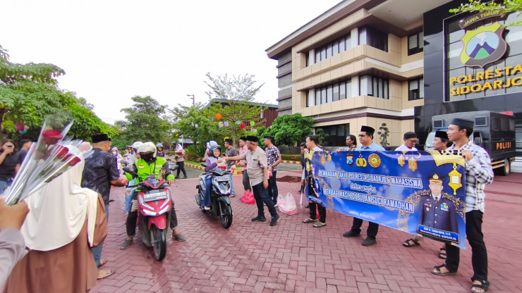 Polresta Sidoarjo Gandeng Mahasiswa Berbagi Takjil untuk Masyarakat